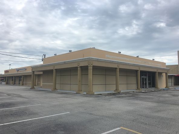 Retail - Flex at Florida Business Center : 1480 S Babcock St, Melbourne, FL 32901